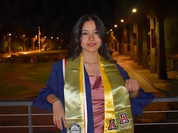 Photo Ale Carreon in graduation gown